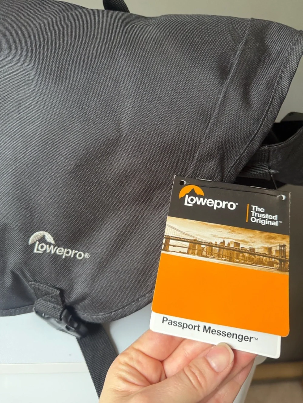 Lowepro Camera Bag NWT Lowepro Passport Messenger Bag Camera & Computer Bag
